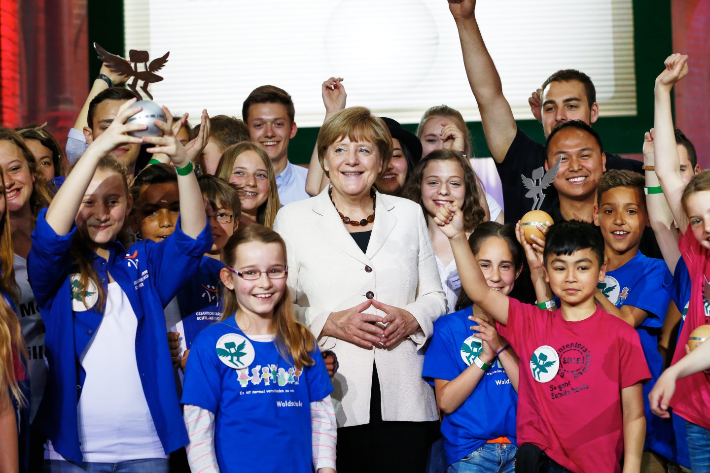 Angela Merkel mit Preisträgerschule 2015