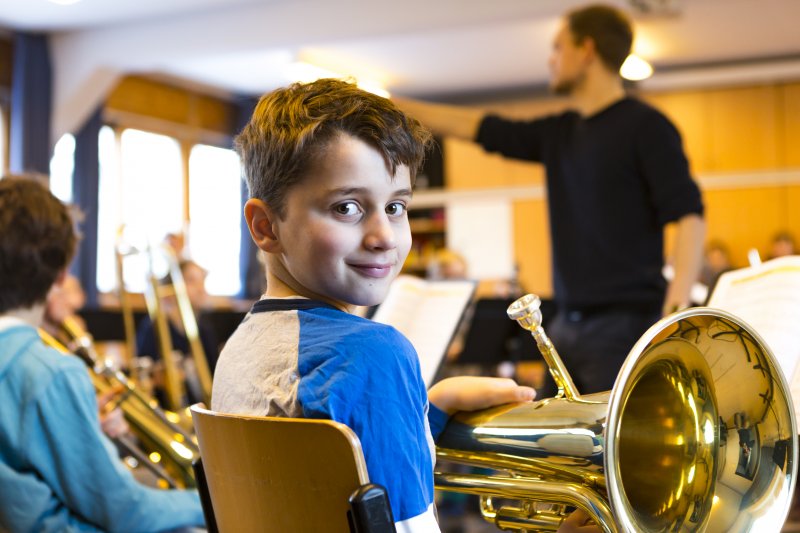 Schüler im Musikunterricht mit Blasinstrument